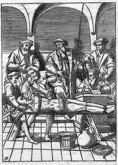 Tortur i middelalderen: spørgsmålet om vand. Bind med snore, vand hældes på en klud, der skubbes til bunden af hans hals. Stik af 1700-tallet efter en stik fra middelalderen. af Unknown artist