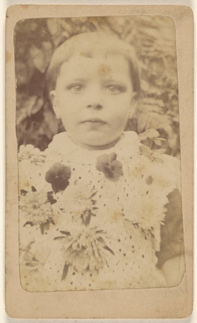 [Uidentificeret lille pige iført blomstret kjole]. af Unknown artist