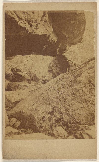 [Uidentificeret billede af store klipper]. af Unknown artist