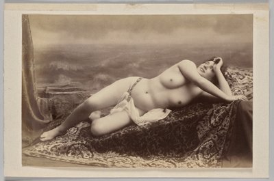 Uden titel (liggende nøgen på tæppe mod malet baggrund af bølger) af Unknown artist