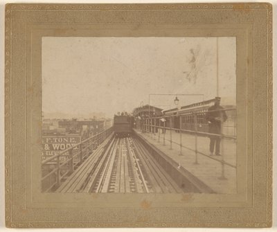 [Udsigt til et tog, der forlader stationen]. af Unknown artist