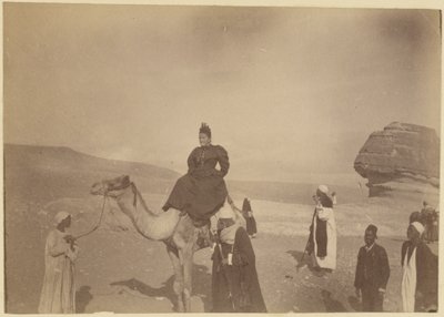 [Kvinde rider på en kamel] af Unknown artist