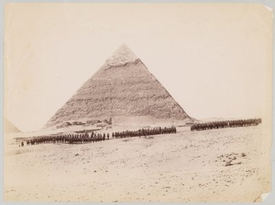 19. Husarer dannet foran en pyramide i Giza, Egypten, 1882 ca. af Unknown