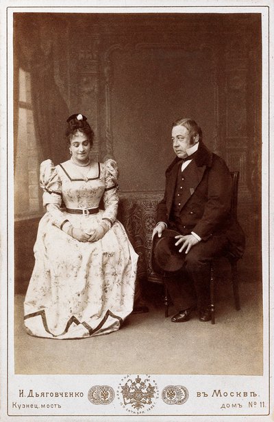 Skuespillerne Maksheev y Nikulin i en scene af "" Ægteskab "" af Nikolai Vasilievich Gogol (1809-1852), russisk forfatter. Maly Theatre i Moskva af Unknown photographer