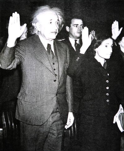 Albert Einstein med sin steddatter Margot aflægger ed om amerikansk statsborgerskab, New Jersey af Unknown photographer