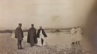 Album om Første Verdenskrig i Friuli-Venezia Giulia: officerer og Røde Kors-sygeplejersker over floden Natisone af Unknown photographer