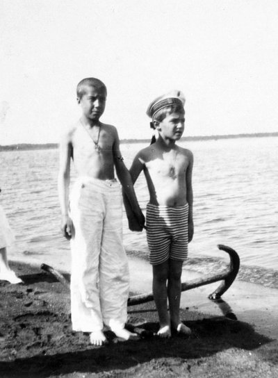 Alexei Tsarevich, mens han leger på stranden ved Livadia på Krim (s/h foto) af Unknown photographer