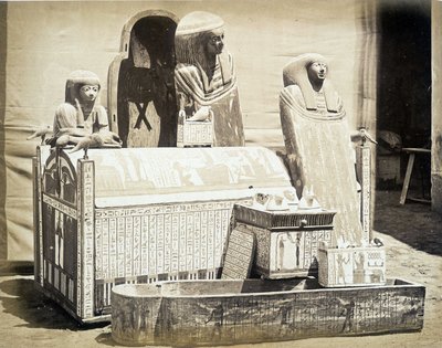 Arkæologiske statuer fundet i Egypten - i "" Fotoalbum af 1st Museum of Cairo"" grundlagt af Auguste Mariette Bey af Unknown photographer