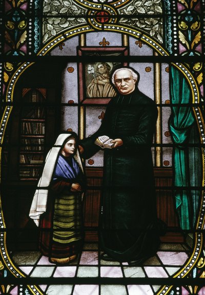 Bernadette og Abbe Peyramale, glasmaleri i Lourdes sognekirke, Languedoc-Roussillon-Midi-Pyrenees, Frankrig, 20. århundrede af Unknown photographer