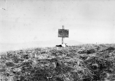 Board erected by the Royal Scots Fusiliers to mark the spot where the Prince Imperial fell, 1879dani af Unknown photographer