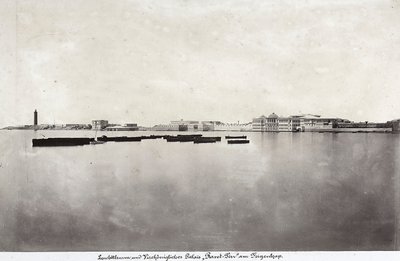 Både midt i havet med en del af byen Alexandria i baggrunden, i Egypten af Unknown photographer
