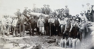 Boerne grupperede sig omkring en kanon under Transvaalkrigen af Unknown photographer
