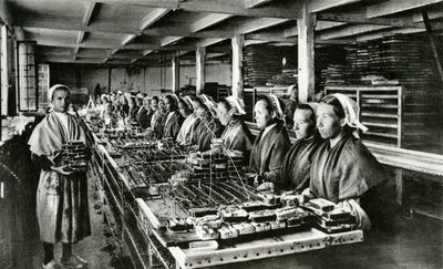 Konservering af sardiner, sardinindustri, Finistère, Bretagne (s/h-foto) af Unknown photographer