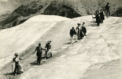 Chamonix (Haute-Savoie, Alperne): En gruppe elegante turister krydser Mer de Glace med deres savoyske guide. af Unknown photographer