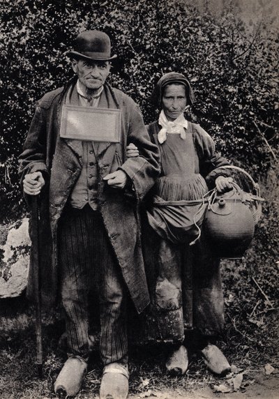 Et par bretonske tiggere. Fotografi, slutningen af det 19. århundrede, Paris. Saml. Selva. af Unknown photographer