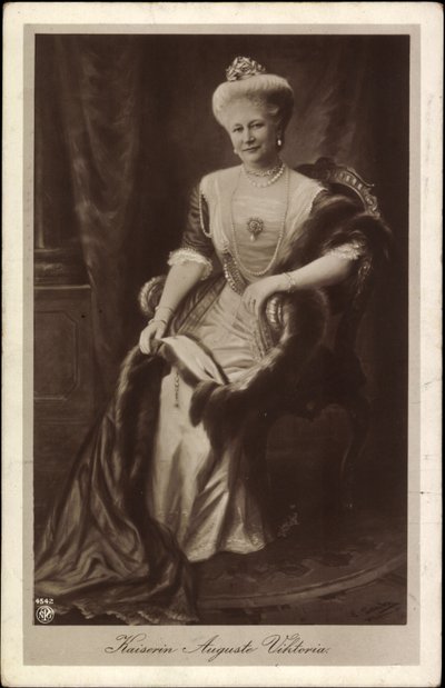 Kejserinde Auguste Viktoria i krone og pels af Unknown photographer