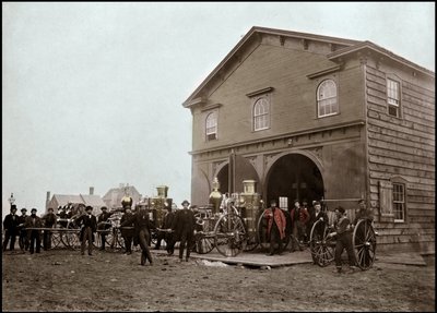 Brandvæsen poserer foran kasernen, Alexandria. Virginia, USA. 1863. Fotografi af Unknown photographer