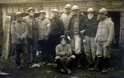 Første Verdenskrig 1914-1918 (14-18): En gruppe franske soldater og allierede stiller op til fotografering foran deres kasematter. De bærer alle en gasmaske - Udateret anonymt foto. af Unknown photographer