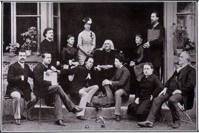 Franz Liszt (1811-1886), i Weimar, i kredsen af hans yndlingselever. af Unknown photographer