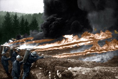 Franske soldater bruger flammekastere fra skyttegravene, Chemin des Dames af Unknown photographer