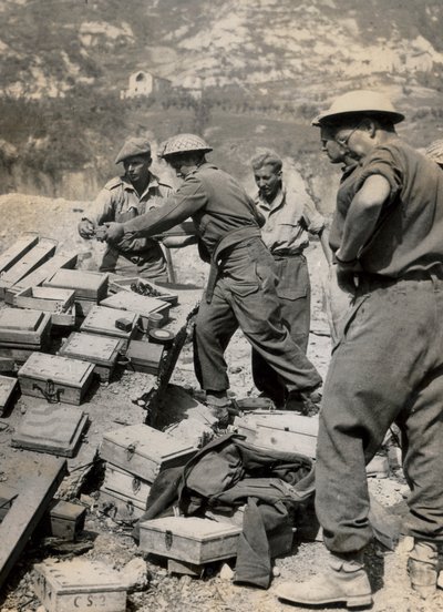 Tyske miner løftet af sappeurer fra den sjette sydafrikanske panserdivision, mens de ryddede motorvejen og det omkringliggende område i Vado under den nye allierede fremrykning. af Unknown photographer