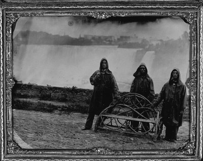 Gruppeportræt ved Niagara Falls, ca. 1855 (helplade ambrotye) af Unknown photographer