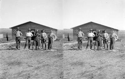 Gruppeportræt af jødiske bosættere i en kibbutz i Palæstina. ca. 1923 af Unknown photographer