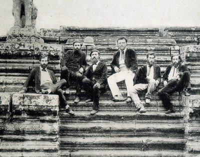 Gruppeportræt af medlemmer af Mekong Exploration Expedition 1866-1868 (Garnier, Doudart de Lagrée) på trappen til Angkor Vat. af Unknown photographer