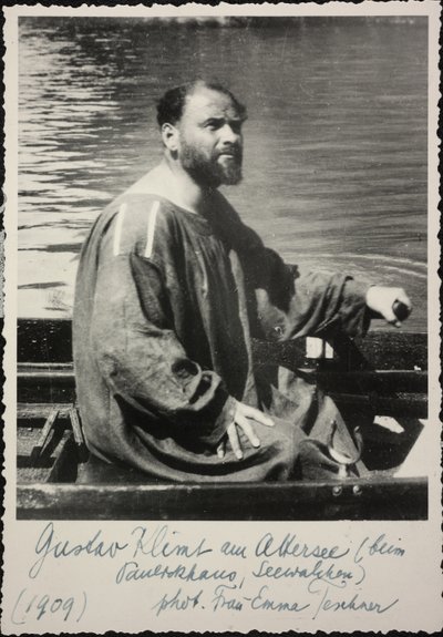 Gustav Klimt i robåden af Unknown photographer