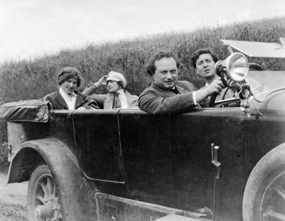 Helene Berg, Alma Mahler, Franz Werfel og Alban Berg fotograferet i bil af Unknown photographer