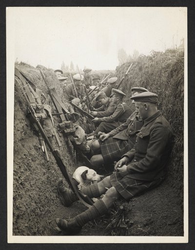Highland Territorials i en skyttegrav [La Gorgue, Frankrig]. 5. august 1915. af Unknown photographer