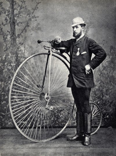 Mand poserer med den store bi (grand bi), velocipedens forfader. Fotografi, slutningen af det 19. århundrede, Paris. Saml. Selva. af Unknown photographer