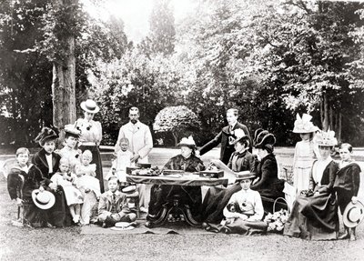 Medlemmer af den britiske kongefamilie inklusive kong George V, kong Edward VIII omkring dronning Victoria til en havefest. Fotografering mellem 1895 og 1901. af Unknown photographer