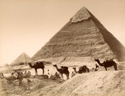 Mænd og kameler foran pyramiden i Chefren af Unknown photographer