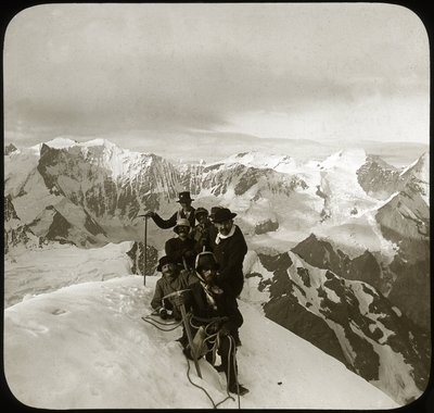 Bjergbestigning i slutningen af det 19. eller begyndelsen af det 20. århundrede: gruppe af bjergbestigere på toppen af Wetterhorn (bogstaveligt talt "Tidens Horn", 3.692 m), toppen af Wetterhorner-massivet, Berner Alperne, kantonen Bern, Schweiz - klatring af Unknown photographer
