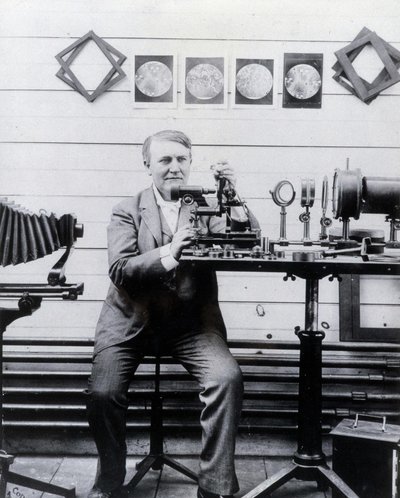 Foto af Thomas-Alva Edison foran sin fonograf. af Unknown photographer