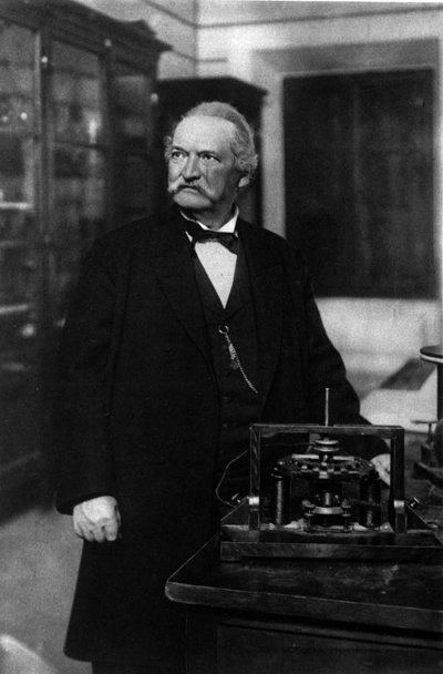 Portræt af den italienske fysiker Antonio Pacinotti (1841-1912) med sin ring (Anello). af Unknown photographer