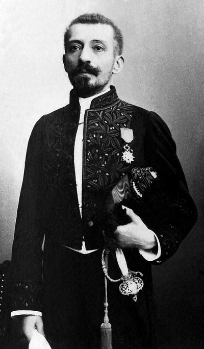 Portræt af Pierre Loti (1850-1923), romanforfatter og officer i den franske flåde, i et akademisk kostume. af Unknown photographer