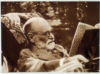 Portræt af Sigmund Freud, der læser - i "Vu" fra 20/07/1932 af Unknown photographer