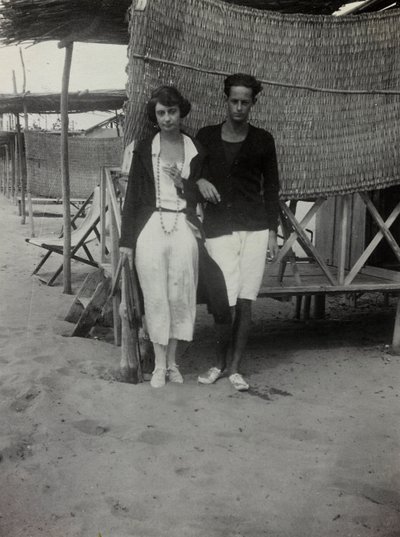 Portræt af et par på stranden, Versilia af Unknown photographer