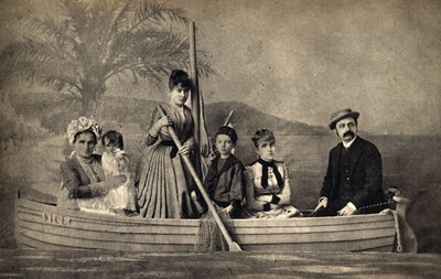 Portræt af en familie med en fotograf, iscenesat i en båd. Fotografi, slutningen af det 19. århundrede, Paris. Saml. Selva. af Unknown photographer