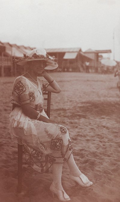 Portræt af en kvinde på stranden i Viareggio af Unknown photographer