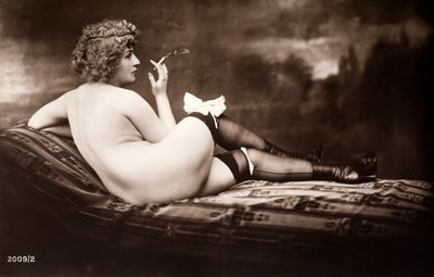 Portræt af en ung kvinde, der poserer nøgen med ryggen til, mens hun ryger en cigaret af Unknown photographer