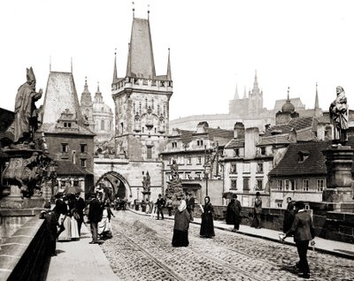 Prag. Karlsbroen og det gamle bytårn. omkring 1890. af Unknown photographer