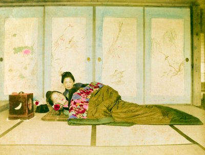 Liggende på en futon. To japanske kvinder ligger på en traditionel futon, der er placeret på gulvet. Japan, omkring 1910. Japan, Østasien, Asien. ©Cultural Heritage Images/UIG/Leemage af Unknown photographer