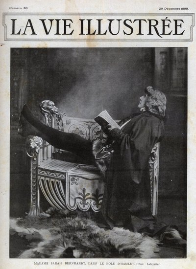 Sarah Bernhardt (1844-1923) i rollen som Hamlet af Shakespeare - cover af The Illustered Life of 1899 af Unknown photographer