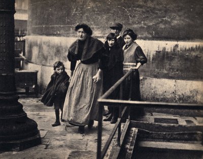 Scene af en familie udvist i Paris. Fotografi, slutningen af det 19. århundrede, Paris. Saml. Selva. af Unknown photographer