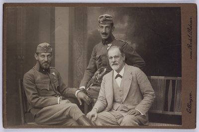 Sigmund Freud med sine sønner Ernst og Martin iført militæruniformer, ca. 1916 (s/h-foto) af Unknown photographer