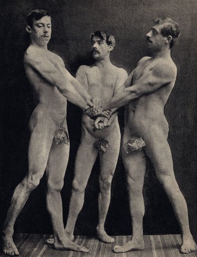 The Oath of the Horaces, udgør tre nøgne mænd, der aflægger ed. Fotografi, slutningen af det 19. århundrede, Paris. Saml. Selva. af Unknown photographer