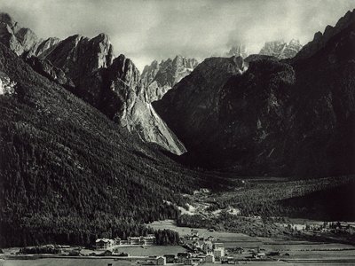Byen Dobbiaco i Dolomitterne af Unknown photographer